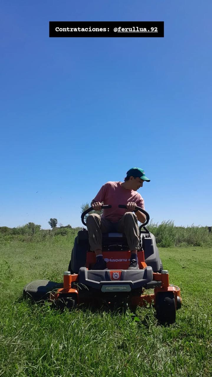 Operario de Oliverde cortando el pasto con una máquina zero turn